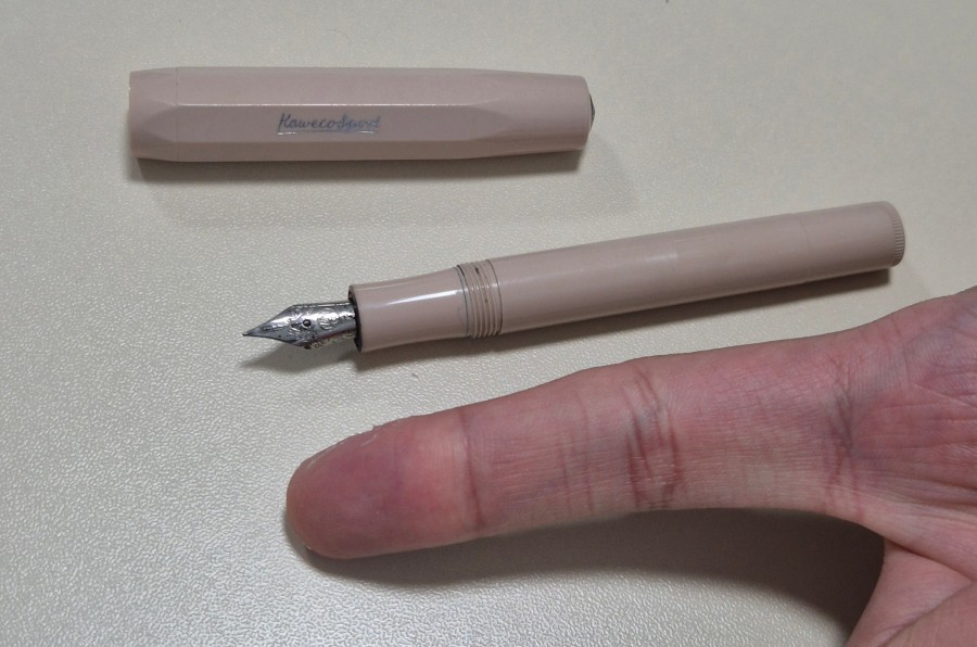 Caneta e dedo